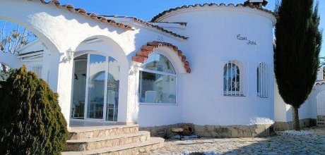 AM 614 Villa for 6 persons with a private pool and jetty in Empuriabrava on the Costa Brava
