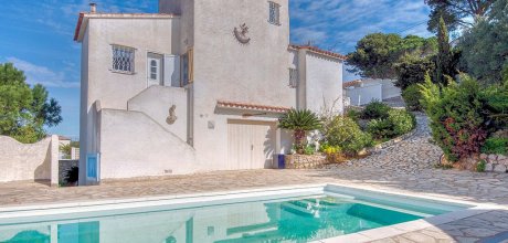EC 806 Holiday villa for 8 persons on the Costa Brava with views over l`Escala to the sea