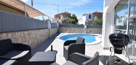 AM 609 Holiday villa for 6 persons with a private pool in Empuriabrava on the Costa Brava