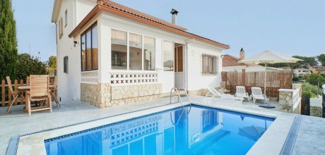 BL 902 Villa for 10 persons with a private pool in Blanes on hte Costa Brava