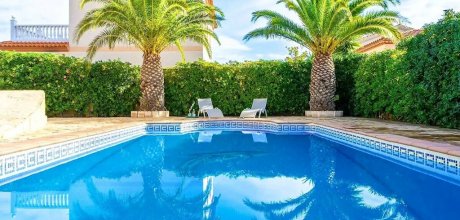 MM 917 Villa para 10 personas con una piscina privada y vistas al mar en Miami Playa en la Costa Dorada