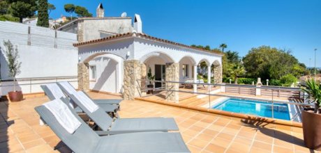 PP 408 Moderna villa vacacional para 4 personas con una piscina privada en Playa de Pals en la Costa Brava