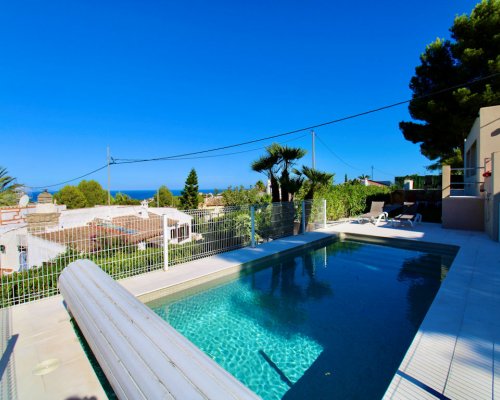 Genießen Sie Ihren Urlaub in Dénia an der Costa Blanca in dieser großzügigen Ferienvilla für 8 Personen – mit privatem Pool und Meerblick.