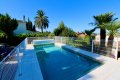 Disfrute de sus vacaciones en Dénia en la Costa Blanca en esta espaciosa villa vacacional para 8 personas, con piscina privada y vistas al mar.