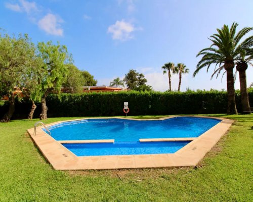 Ferienapartment bei Dénia, Costa Blanca, Spanien: 2 Schlafzimmer, 1 Bad, Gemeinschaftspool – ideal für 4 Personen am Meer.