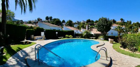 DE 325/2 Bungalow de vacances moderne pour 4 personnes avec connexion à un parc de vacances avec piscine à Dénia sur la Costa Blanca