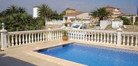 AM 822 Villa for 8 persons with a private pool and jetty in Empuriabrava on the Costa Brava