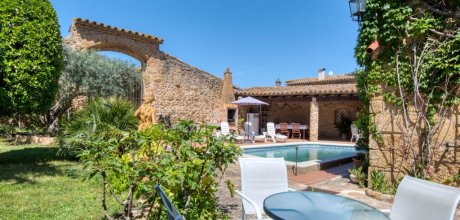 CA 904 Exclusive country house for 8 persons with private pool in the interior of Catalonia on the Costa Brava